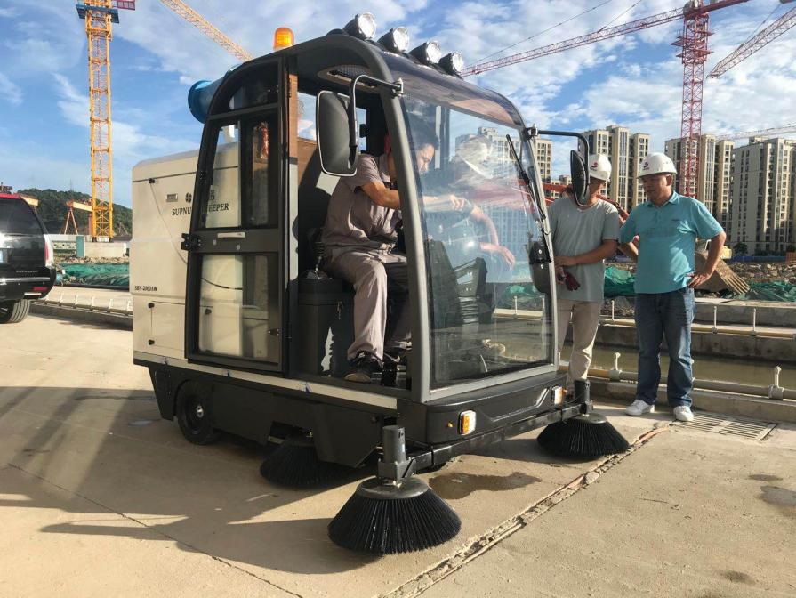 吐鲁番龙海市电动清扫车：现代城市清洁的新解决方案